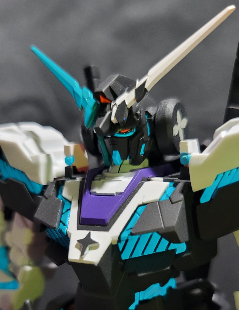 上半身アップです。ブラックライトによるサイコフレームの発色もかなり寄せれたと思います。