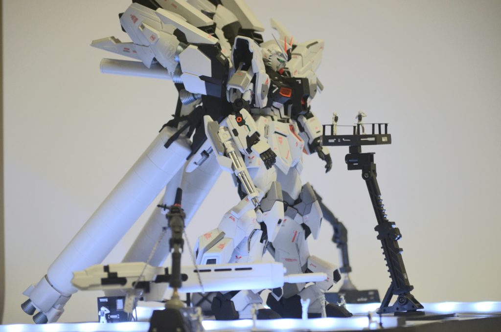 バックパックの大きさの問題で重心が後ろに行きすぎましたがプロペラントタンクのお陰で自立できています。