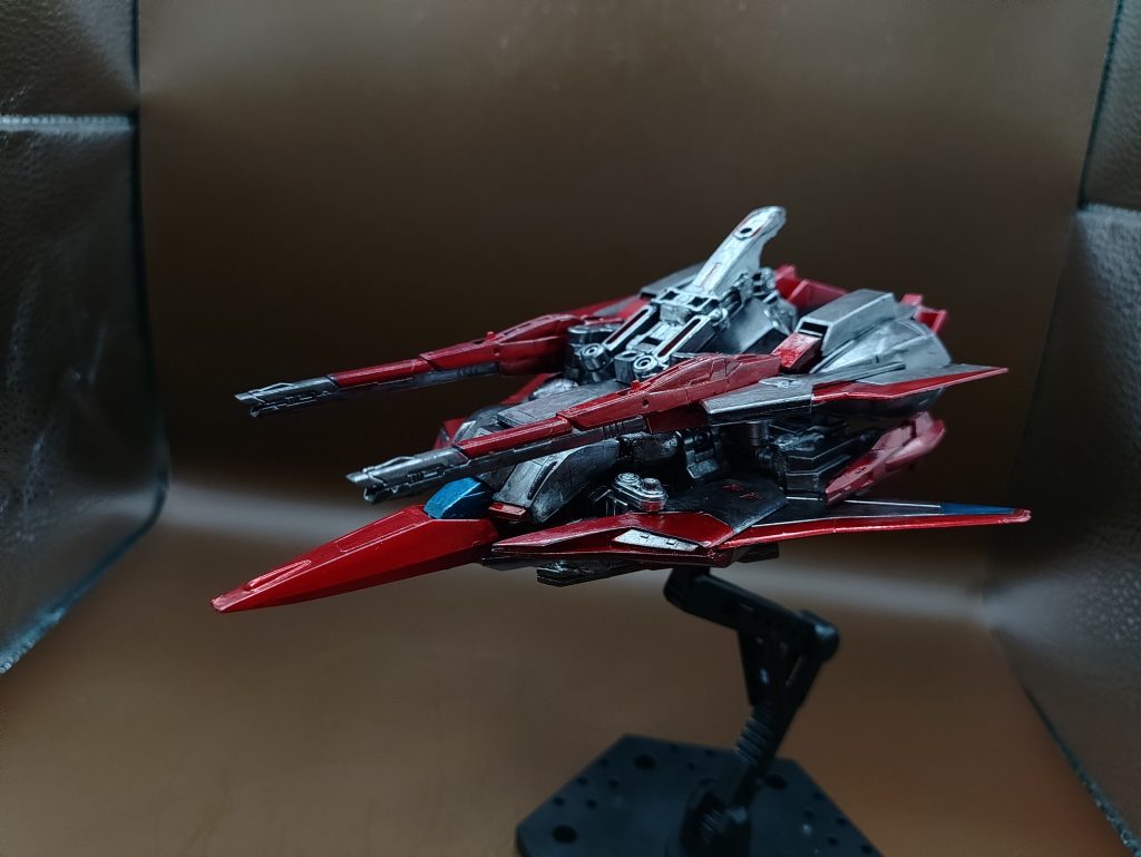 ◯WR形態本機最大の特長の飛行形態。WRとはウェーブライドの事であり、空中移動による衝撃をビームバリアと機体構造により9割近く下へ受け流す事が出来る。そのため、本機は単機で何かのサポートなく初めて大気圏突入を行う事が可能となっている。