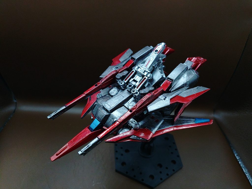 ◯Project-Z 次世代NT専用機作成計画完成機 Zガンダム/GMⅡコアユニットとサブユニットで構成された可変機。ジークアクス本編後のジオンが混沌とした状態で、連邦が地球を取り戻し戦乱を終わらせるZ計画を考え、これをガンダム作成計画が主と誤魔化して、ジオン側にて計画を進めた。そしてついに多大なお金をかけさせて、Zガンダムの完成付近でテロを装いデータと共に強奪したが、パイロットが撃たれてしまったため試験に参加していた少年、アムロがのるというIFストーリーです。そのため、肩とサブユニットにはアムロのマークが記述され、ステルスとハイニューガンダムの真逆のカラーで黒て赤の配色となっています。ちょっとティターンズ風な感じでもありますw