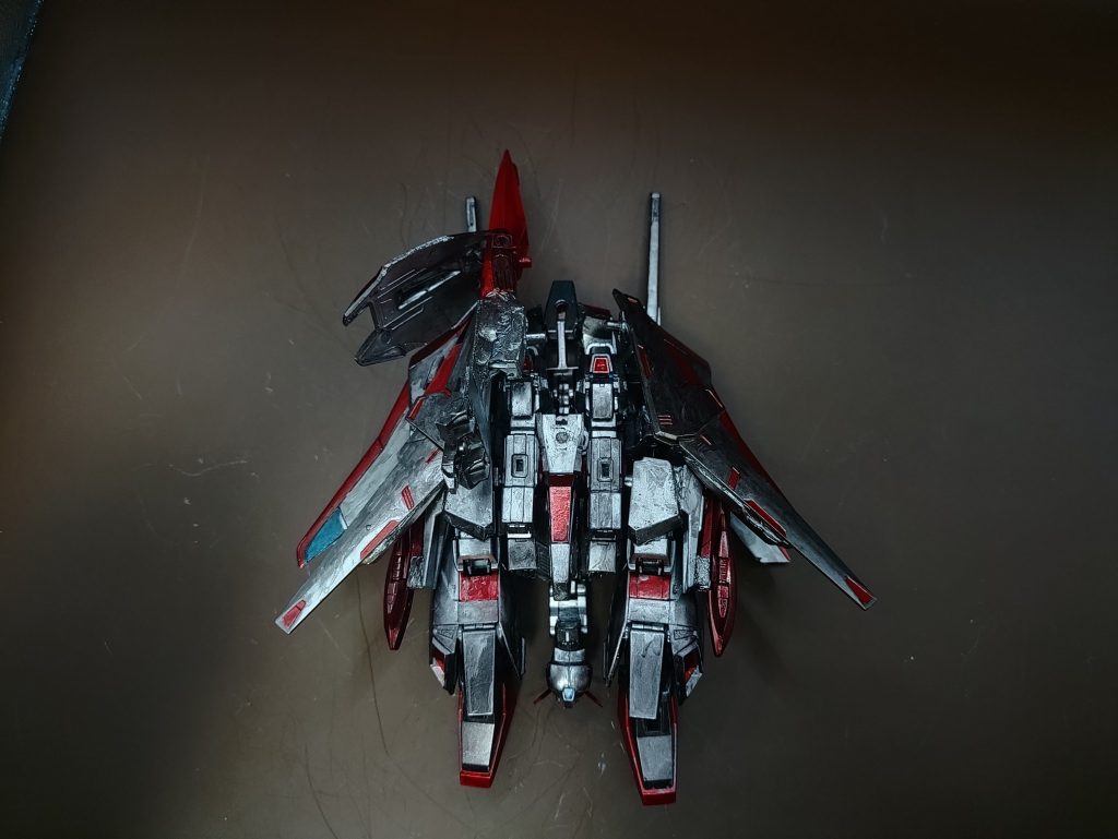 ◯変形紹介ペースが余らなかったので1枚で申し訳ないのですが、完全変形の手順を以下に記述します。元のzガンダムの変形を単純化したものになっており、①顔が背部バインダーに繋がっているので、それを180°回転して股間まで持っていく②胸のパーツを引き上げる③足を広げて折りたたむ④腕を内側の空いたスペースへ移動する⑤バックアップを前に持ってくる以上です。