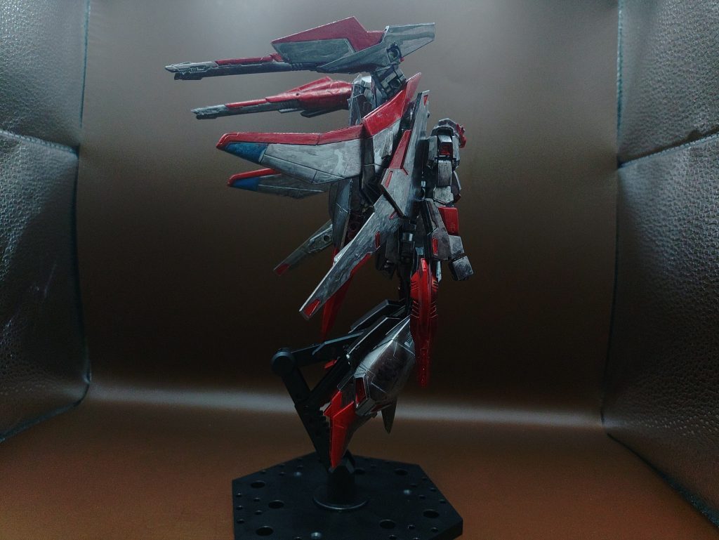 ◯6枚羽展開 「黒い天使」本機は翼が6枚存在するため、宇宙空間ではこれを広げて戦う。戦場に瞬時に現れ、敵を軽やかに破壊していく姿は、まるで天使のようだったと崇められており、畏怖の念を込められた通り名が名付けられた。