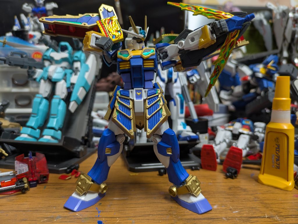 綺羅鋼弓78代目武者頑駄無のアンテナをラーガンダムの盾に付けて弓に見立てたもの発射口はF91のサーベル