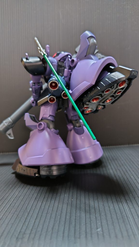 今回はバーニア類が目立つのでガンダムマーカーで塗りました割と脚部のガタイがいいためか転倒する心配はありませんでした