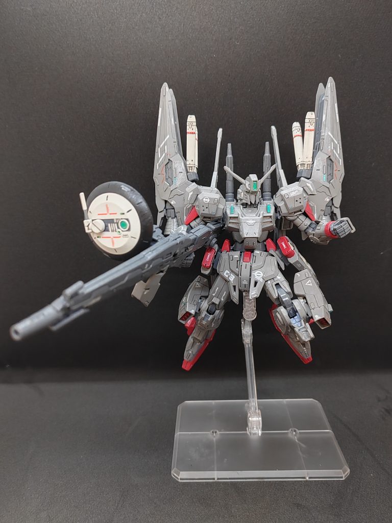 正面から見るとデカく見えるよね?実は何人かの友だちに「これMGサイズ?」って聞かれたんだよ。中には「このキット、お店で買えるの?」って人までいた(笑)!いや〜、それはもう褒め言葉として受け取っといた!😆The frontal view makes it look big, doesn't it? In fact, a few friends asked if this was MG-sized. Someone even asked if this kit is available in store (!) I took it as a compliment...