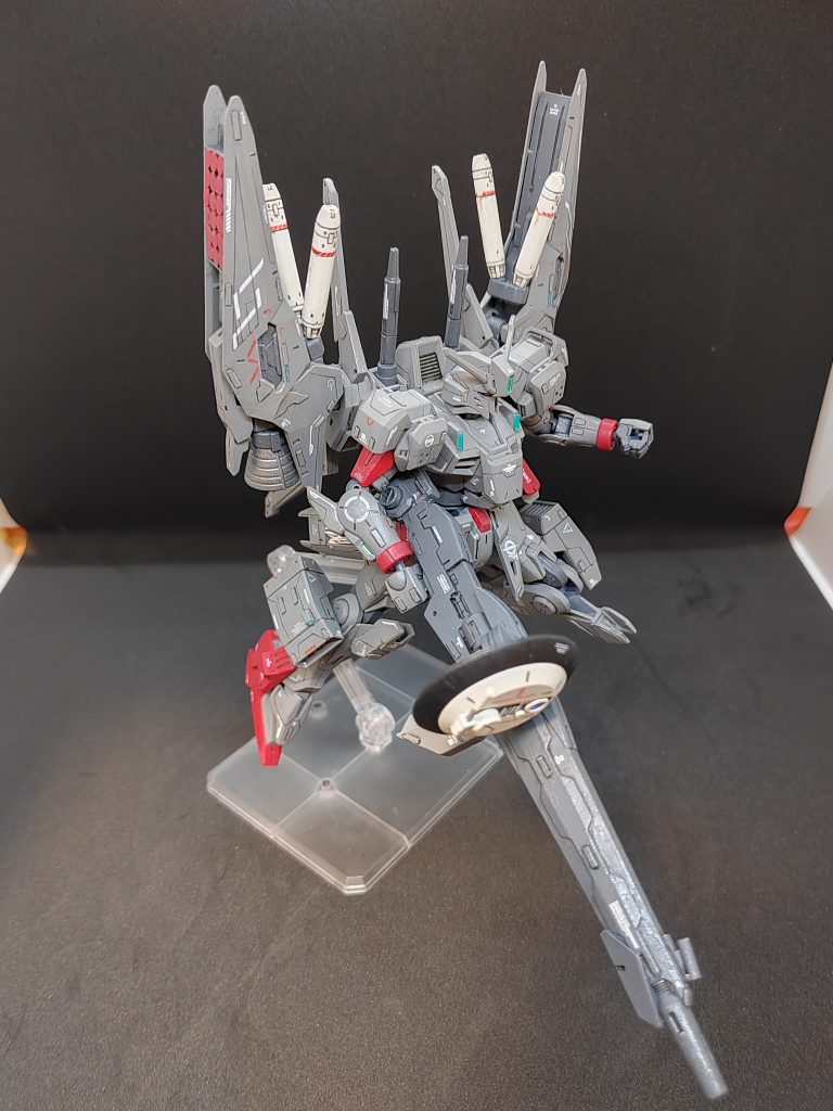 ちょっと上から見たアングルもどうぞ!カスタムデカールつけたら、やっぱり見栄えが良くなるね。スジ彫りのライン、どう?気に入ってくれた?Here is another look slightly from the top. The custom decals do make the kit look better. Do you like the scribed panel lines?