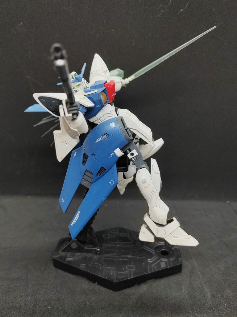 ほこりがついててごめん!ガラスケースに飾ってたんだけど、防塵性能がイマイチでさ…。でもこのポーズ、けっこう気に入ってるんだ。この角度から見ると、Gセイバーが複数の敵と戦ってるみたいでカッコいいでしょ?Apologies for the dust. It has been kept in a glass cabinet with poor dustproofing.But I really like this pose. From this angle, the G-Savior looks as if it is engaging with multiple enemies.