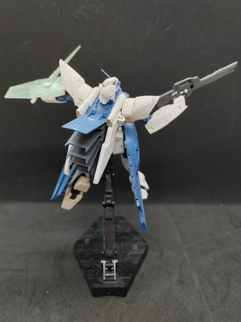 バックパックのフィン型スラスター、F91のやつにすごく似てるんだよね。ほとんどのガンダムみたいな昔ながらのランドセルタイプより、こっちの方が全然カッコいい!しかも塗装するのもめっちゃ楽しかったんだ〜!🎨✨The backpack's fin-type thruster vanes are very similar to the F91's. It is better than the boring old school bag or rucksack type of backpack in most Gundam designs.Likewise, it was a blast painting them.