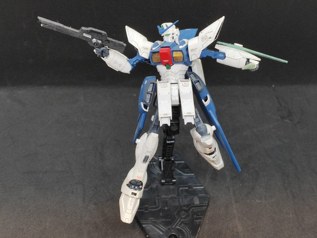 このキットのカスタムデカールはちょっと自慢なんだ!市販のデカールはどこ探しても見つからなかったから、自分で工夫するしかなかったんだよね。で、これがその結果!ビルダー初心者にしては、悪くない出来じゃない?😆I am proud of the custom decals on this kit. Since there are no aftermarket decals that I can find for this kit, I guess I have to get creative.This is the result. Not bad for a newbie builder, eh?