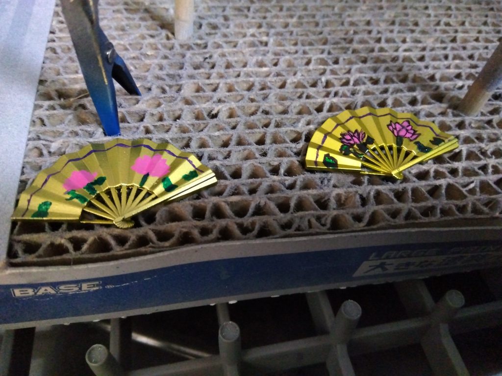 扇子の柄は手描き。