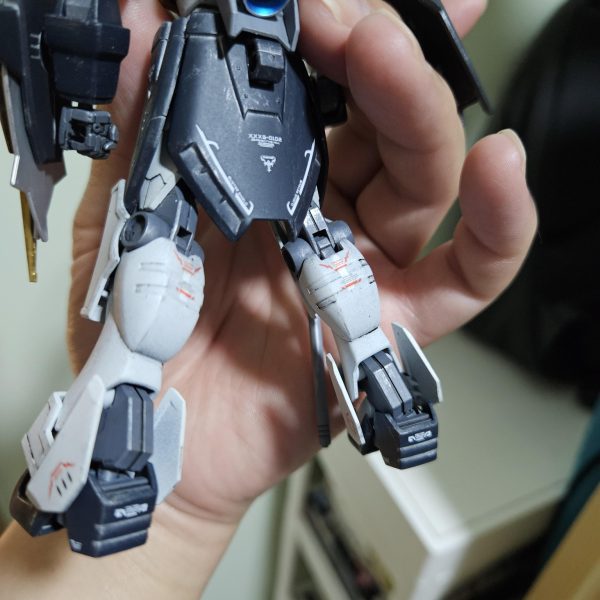 最近この子作ってます後ハメが上手くできなかったせいで脛が割れましたデカールでなんとか誤魔化してます（3枚目）