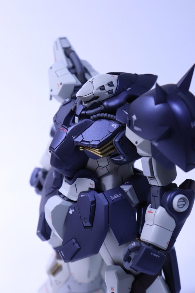 頭部のマシンガンを再現ハトメパーツを削っています。鎖骨のパイプは真鍮線とビーズを使い作成しました。目もディテールパーツで作成(見えません…)