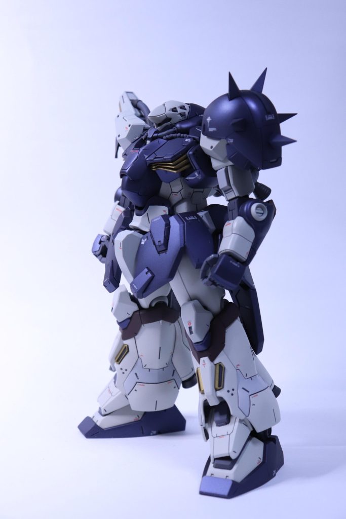 股間中央のブロックは削り込んで形状変更して、胴との境目にフレーム状のディテール追加。サイドも特徴的な形状でしたが、好みに変更しています。