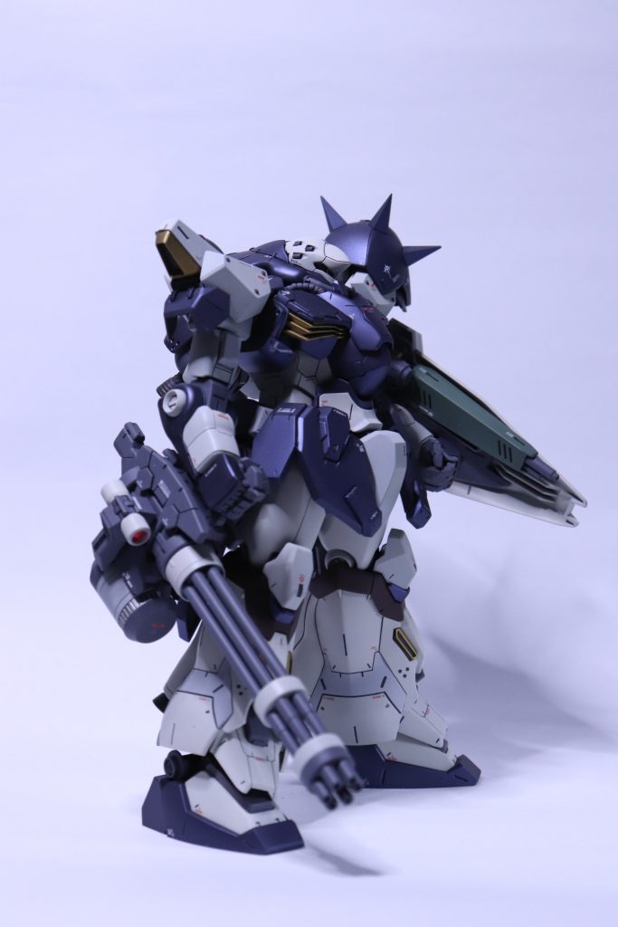 オプションパーツかなんかのガトリングを使用しました。大ぶりな装備ですが、メッサーもかなり大型なので、似合ってると思います。