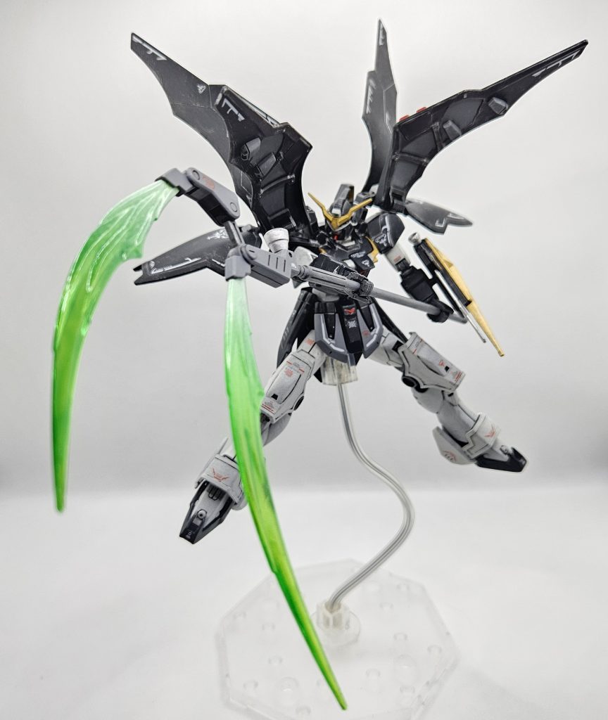 MGデスサイズヘルEWのパケ絵風に一枚クリアパーツはガイアの蛍光グリーン塗ってから缶スプレーのホワイトで根元にグラデーション噴きました少し遠くから噴いて粒子が出てるような感じに仕上がってます