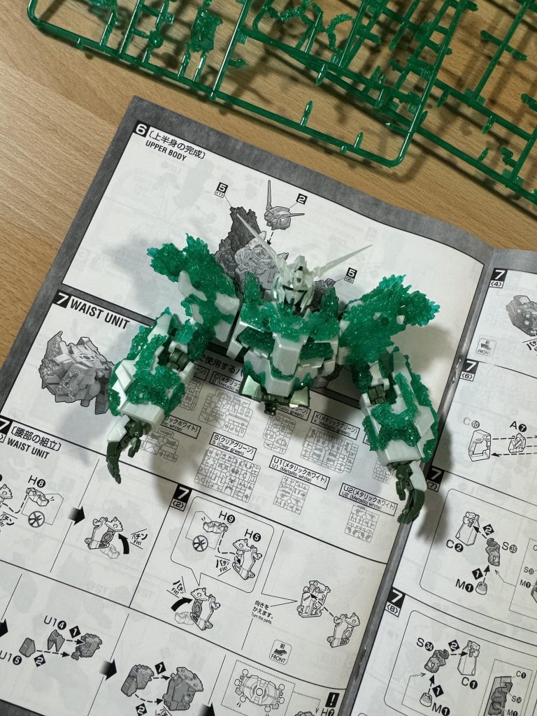 結晶体は変形をオミットしているので楽に組めると思ったら大間違い、結晶パーツを後からハメ込む箇所が何気に多め
