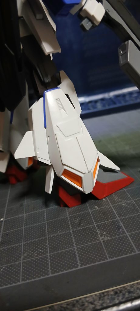 脚部はこんな感じで、風切り羽根なんかも追加してみました。ゼータの足って、直線的でなんてセクシーなんだぜぇ💕