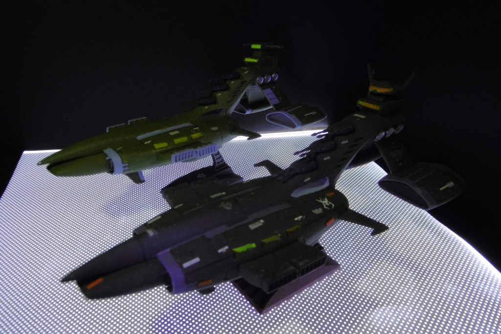 同時期に量産型ムサイも作りました。艦橋はUVライトで発光するように蛍光イエローを混ぜて塗りました。