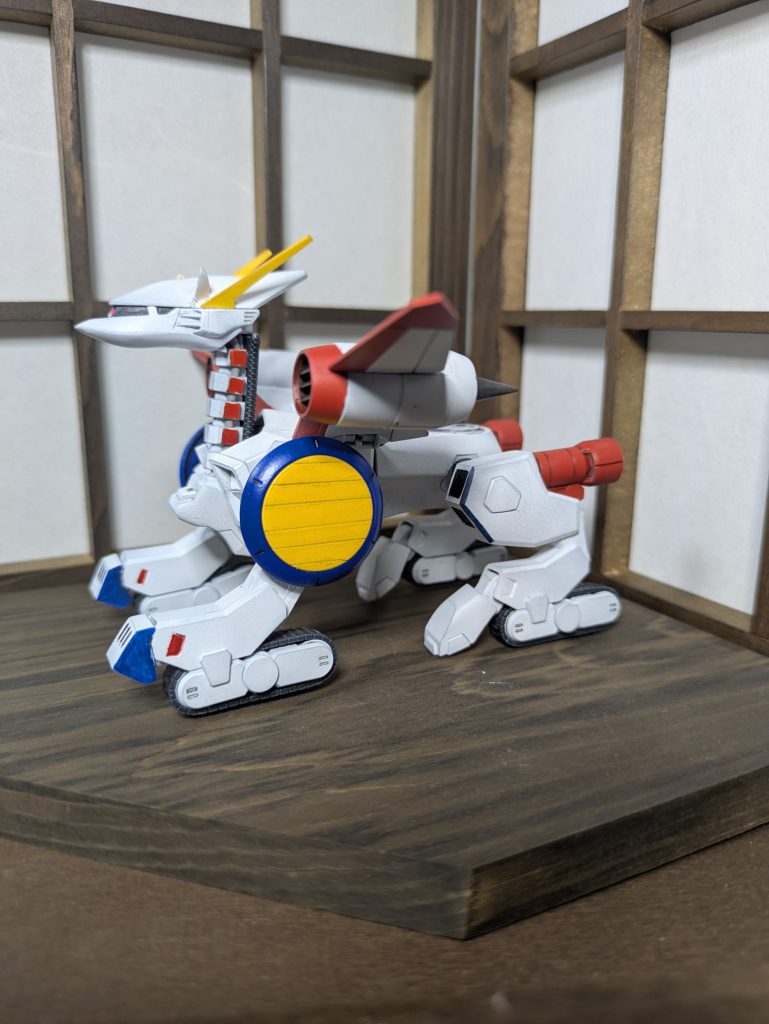 バクゥをホワイトベースに見えるように改造ホワイトベースに改造ではなく、どこまでホワイトベースっぽく改造するか?やりすぎると、バクゥでなくなるのに注意しつつ改造・・・なのに、なぜに猫耳?