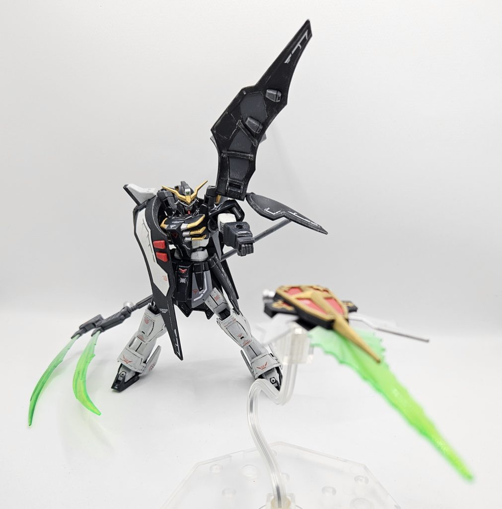 バスターシールド射出デスサイズ系は格闘機でありながらステルス機能が優秀な機体でダメージもらうことが多いか少ないかが微妙なところウェザリングのドライブラシをどこまでしていいかが悩み所だった