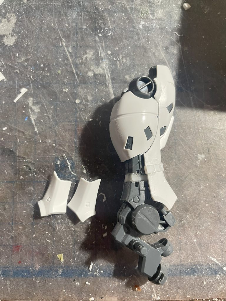 【制作工程03】足の延長。内部メカもろともノコいっちゃってますね…大事なのはノコを入れる勇気を持つ事です(?)足は同じように腿を伸ばして、関節の付け位置等も調節してます。