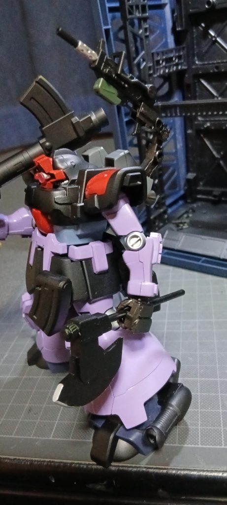 ショルダーマッスィンガンを追加してみました。それから、ちょこっとお遊びで、ジャンクとプラ板で斧を作りました。            対MS用バトルアックスってな具合です😁