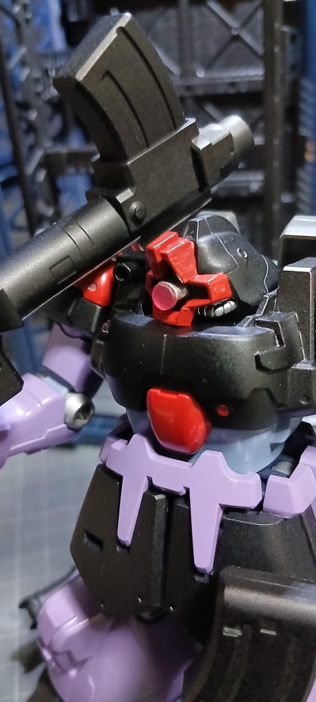 まずモノアイをズーム型にしてみました。たしかビームサーベルのランナーを丸く切り出してレンズ部分に使用しました。それから、胸部バルカンを追加しました。☺ビームサーベル等のランナーって、ライフルやその他のレンズ部に使えてなかなか便利ですよ😁