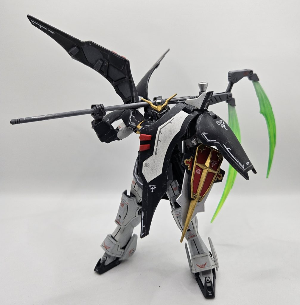 今見ると3年前に作ったデスサイズはドライブラシし過ぎたねだから今回は関節部の塗装剥がれ誤魔化しとエッジ強調だけしておきました一番外側にあたるアクティブクローク及び武装類は傷付きやすいだろうからそこにドライブラシちょっと多めにしております