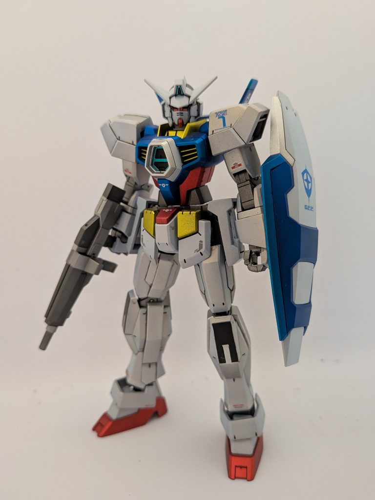 下地にはMr.カラーの黒サフを使用しています。白いパーツはガイアノーツのシルバーの上にクリアホワイト関節、ドッズライフルにはスターブライトアイアン青はプライマリーメタリックブルーorシルバーの上にクリアブルー赤はプライマリーメタリックレッド黄色はプライマリーメタリックイエローを使用しています。つや消しにはMr.カラーのスーパースムースクリアーを使用しました。私の1番お気に入りの塗料です。