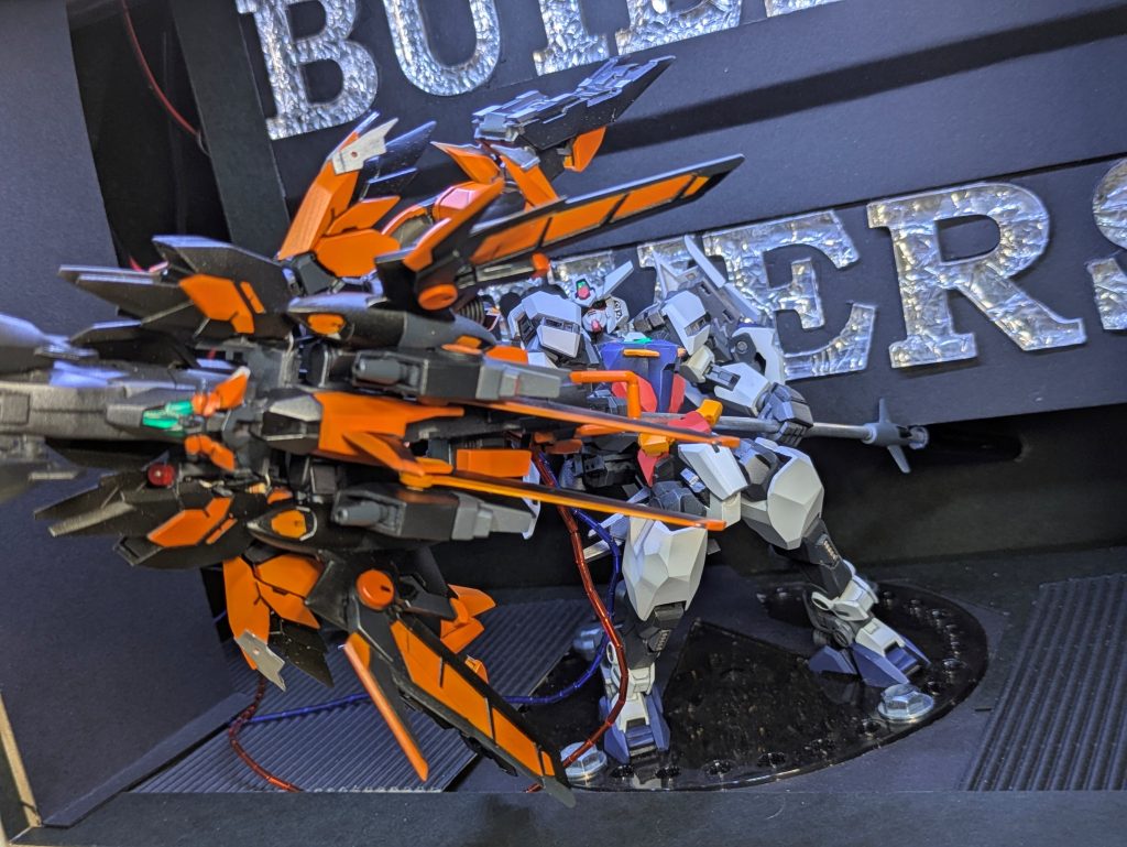 コンテストは、でかいものが有利なんだけど、素直じゃない、ひねくれた性格なので、主役のガンダムを、ちいさいコアガンダムにして、ベースをデカくしてみた作戦