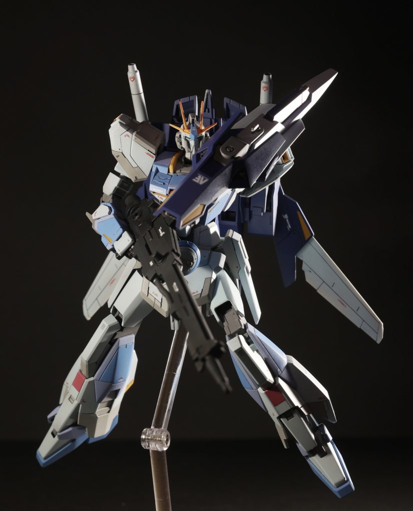 ライトニングバックウェポンシステムもそのまま中古でついてたので作成。ウイングだけビルダーズパーツのもので大型化しました。ツインアイはブラックライトで発光します。