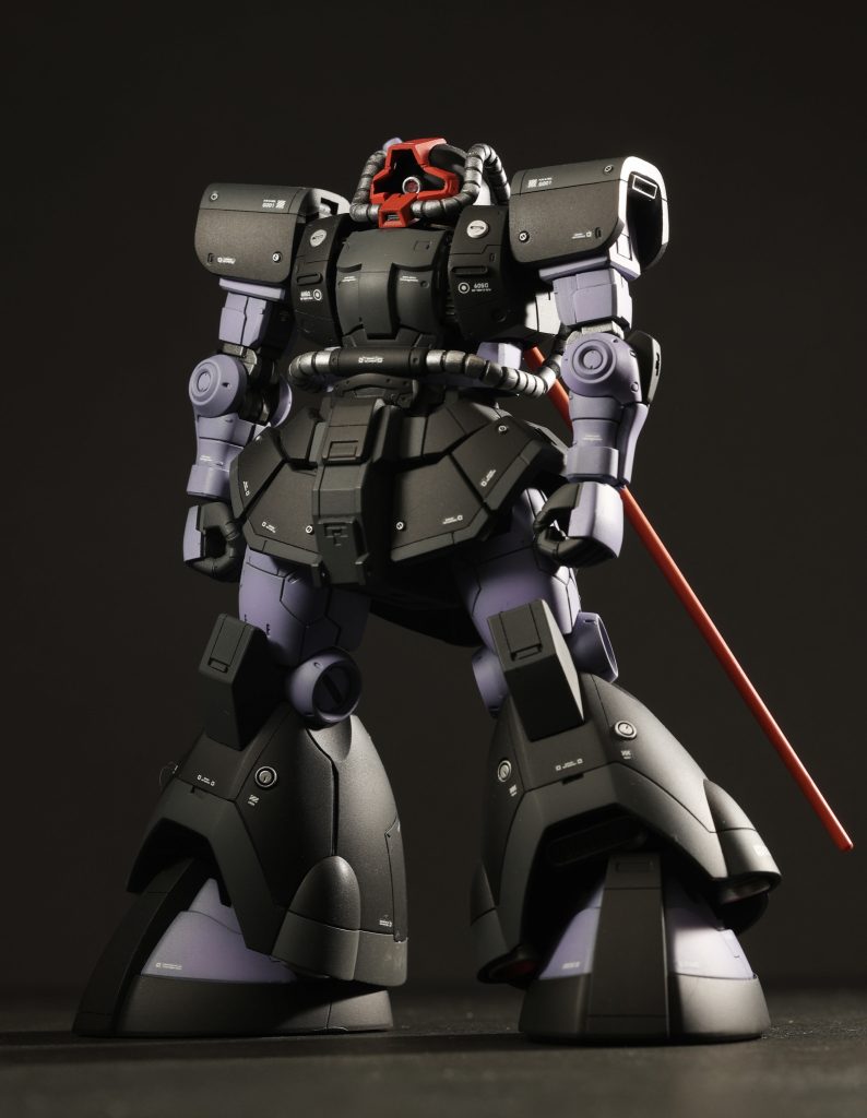 工作箇所は全身の丸モールドにディテールアップパーツを埋め込みました。このキットはザクタイプの胴体を使用しているので、他のドムより胸板が狭く、なんだか弱そうに見えました。コックピットブロックと装甲の間に放熱機構っぽい部品を追加して、6mmほど胸板を幅増ししています。大腿部の取り付け位置も2mm程外側にくるように変更しています。