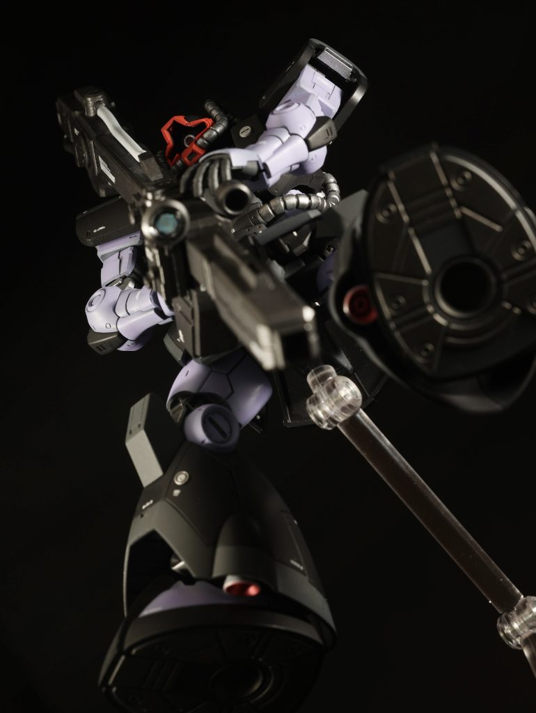 モノアイがグリグリ動くのと腰の可動が優秀なので、こういった覗き込むポーズもよく決まります。