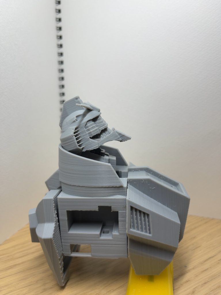 劇中通りに上を向けるように設計しました。製作過程が見たい方はxで「ああろん@IQT1041446 」という名前で検索してみてください。