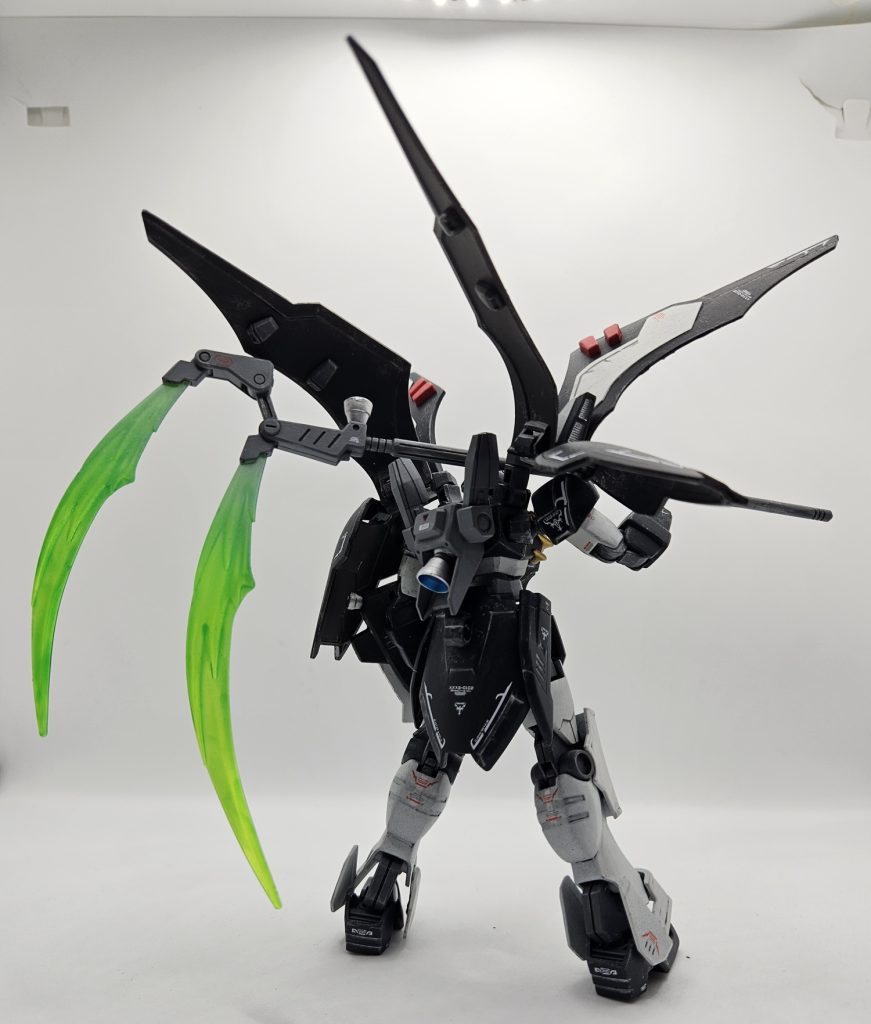 デスサイズの例のポーズっぽい一枚かっこいいんだけどさ自分に刺さりそうからビームを消してから担ごうよ