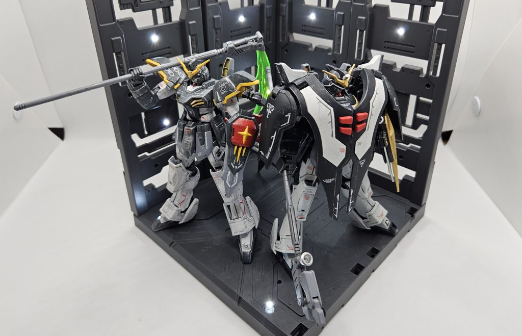 設定的にありえないけど前作のデスサイズと一緒両機を並べて比較してみれば実は下半身に対する改修が少ないデスサイズの上位互換ということを意識してデスサイズでイエローを使ったのに対してヘルの方はゴールドを使いました