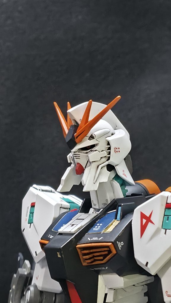 永野メカお馴染みの瞳も再現しましたが、いまいち目立たないですね。首を延長したので、頭を改造して大きくしました。 