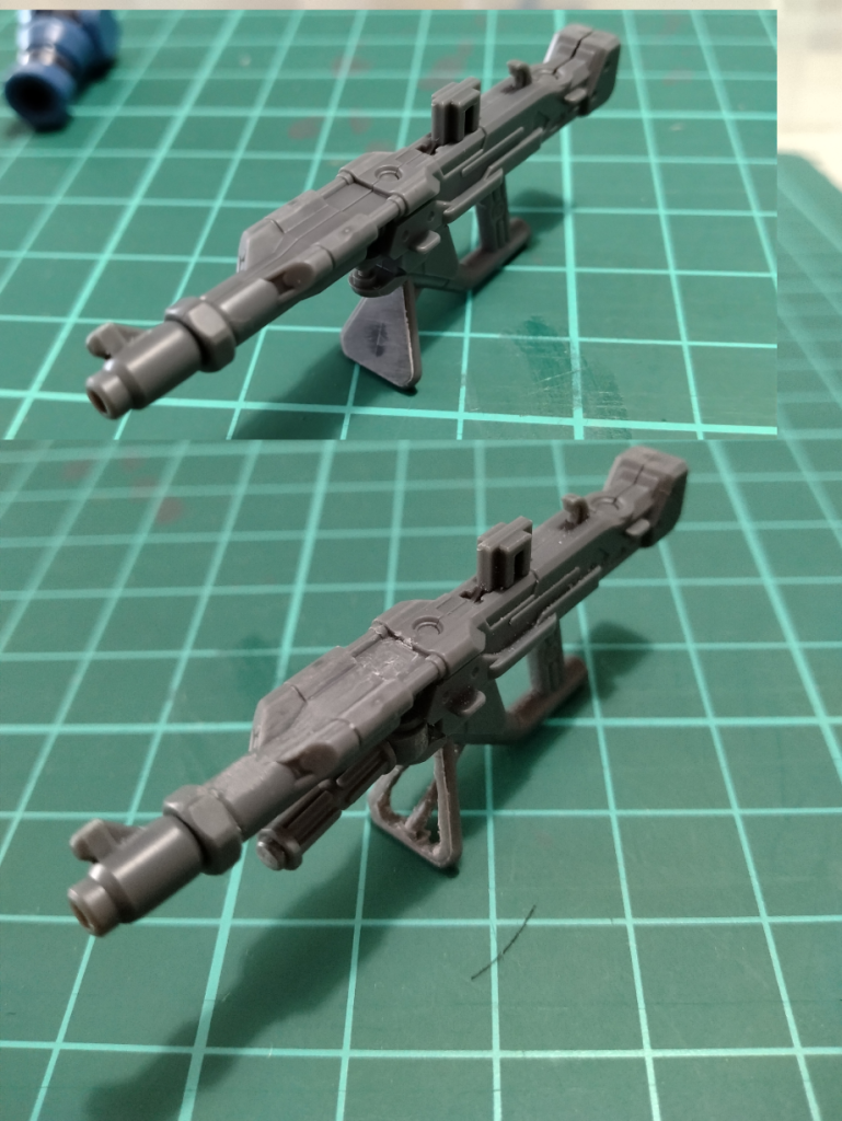 合わせ目処理③(↓加工後)マシンガン上部に合わせ目がありモールドの情報量が多いと感じ処理しました。このくらいの色の度合いなら合わせ目がきれいになくなると思います(周辺のパーツはスジ彫りしてモールドを直しています)。三角部分はピンバイスで穴を空け、デザインナイフやニッパーで切り取りマイクロセラブレードでバリを削り整えました。ミニ四駆の肉抜きを思い出します。