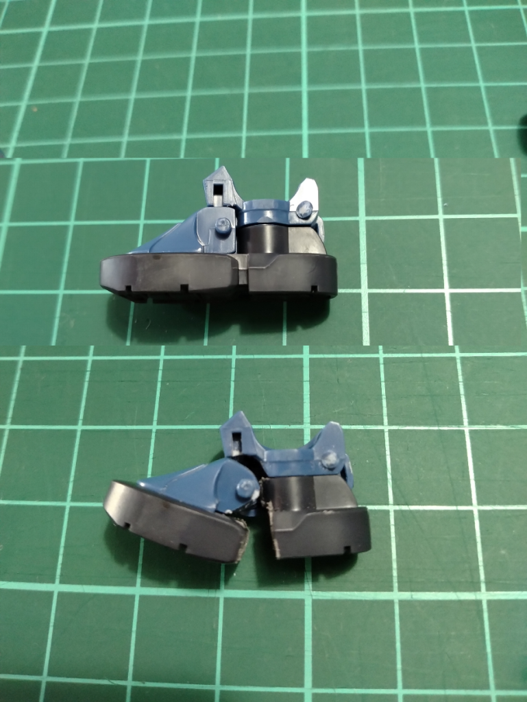 稼働軸の追加(↓加工後)足底と側面部分が一つずつのパーツで構成されていて足甲と足首の背面にダボがあるじゃないですか。これってパーツ分割だけでも爪先立ちできるのでは・・・と思い切ってリューターでカットして内側の干渉部分を削りました。カットの断面はほぼ見えなかったのでぼかしペンで白化した部分を塗ってます。足先は細いシルエットなので細かい変化ではありますが表情はつくかと思います。