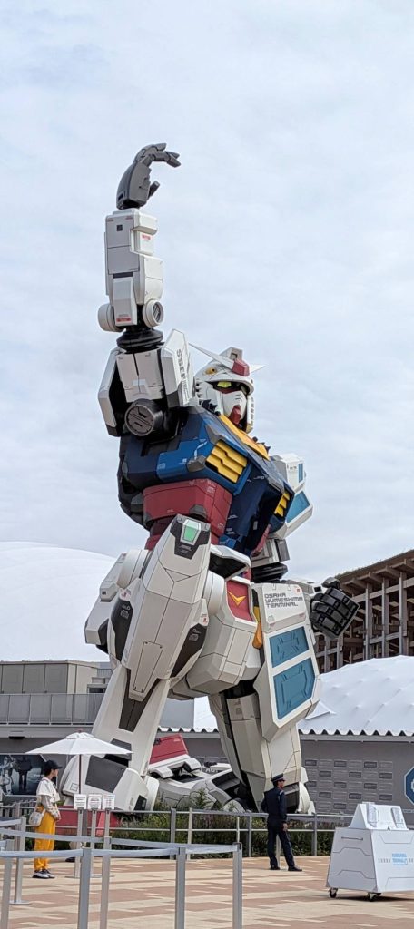 ここから10日に修学旅行で行ってきた時の写真です。西ゲートから入ったのですぐガンダムが見れました！やっぱりかっこいいですよね〜