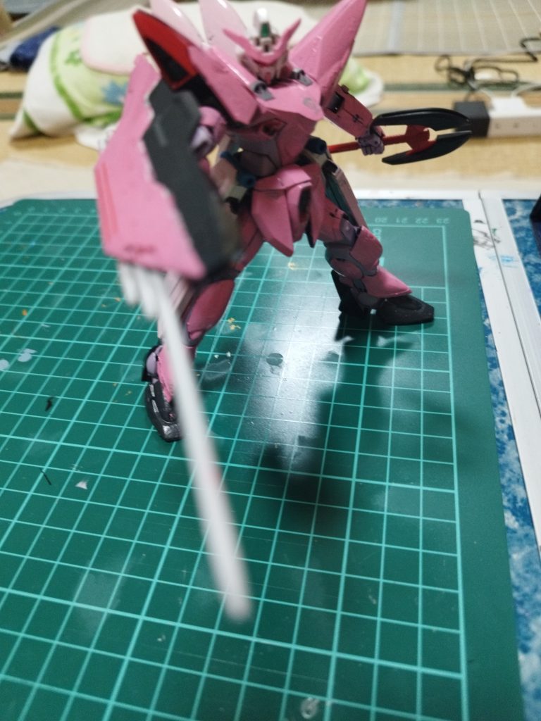 主装備はブリッツガンダムのハリですねw名前がわからんそしてビームトマホークが装備しています腰部分には化学物質がたくさん含まれた試験管が装備されています試験管からは1本のビームがでるとかでないとか諸説あり