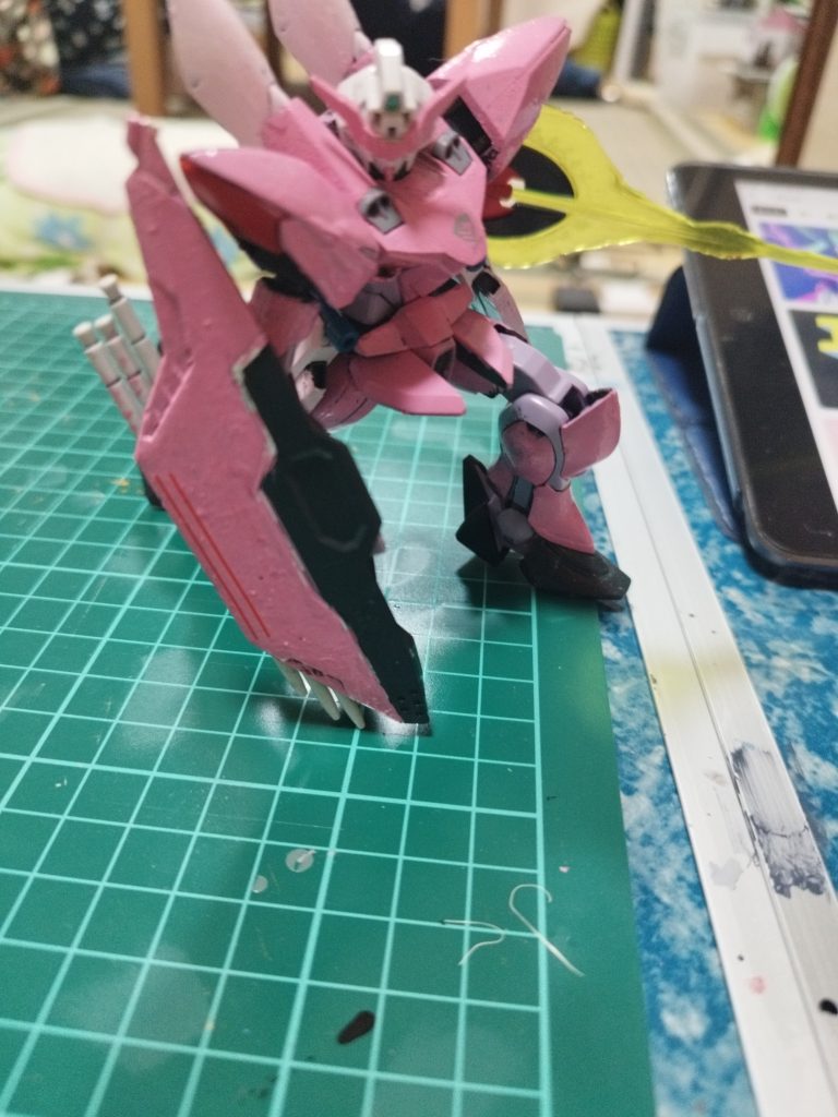 色としてははくいこよりさんのピンク、黒、白ピンクを使い方塗装しました！初めてのホロックスの人の専用機を作りましたかなり配信などで拝見してたので作れて嬉しかったです