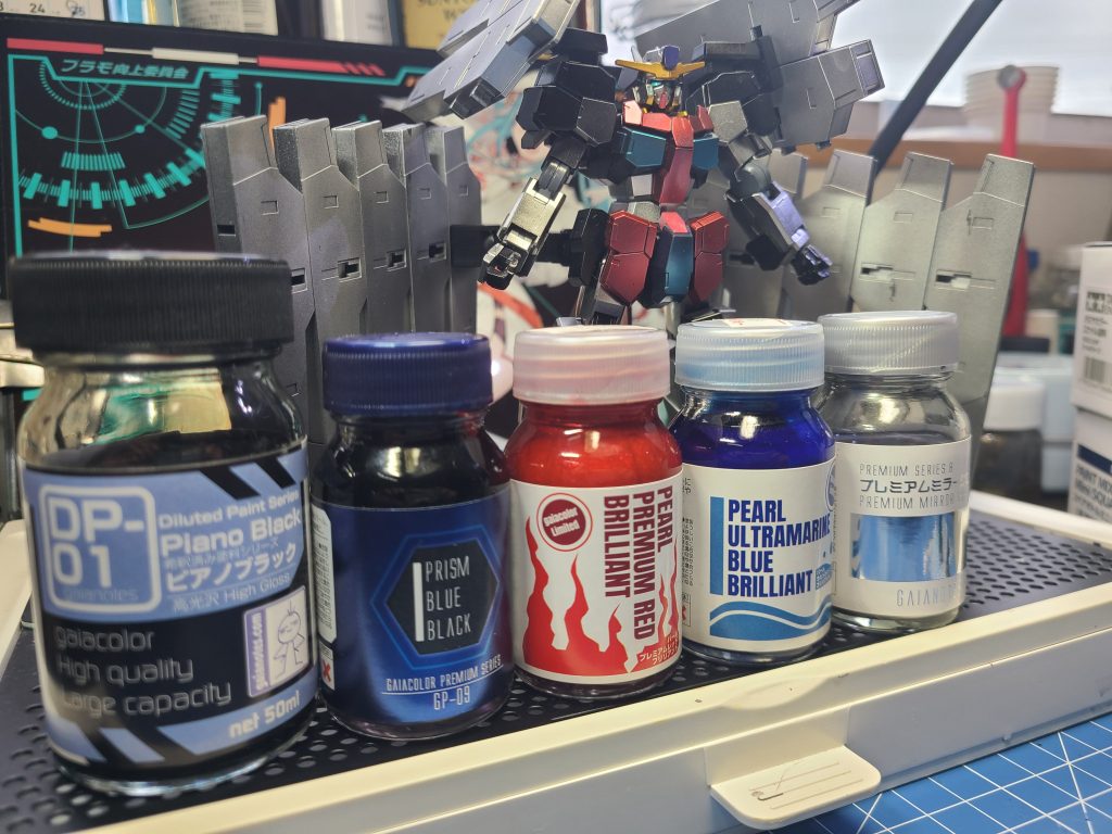 下地はピアノブラックを使ってその上からメッキシルバー。黒っぽいところはブルーブラック、赤と青はそれぞれプレミアムパール塗料を使い、武器類はそのまんまクロームを使いました。