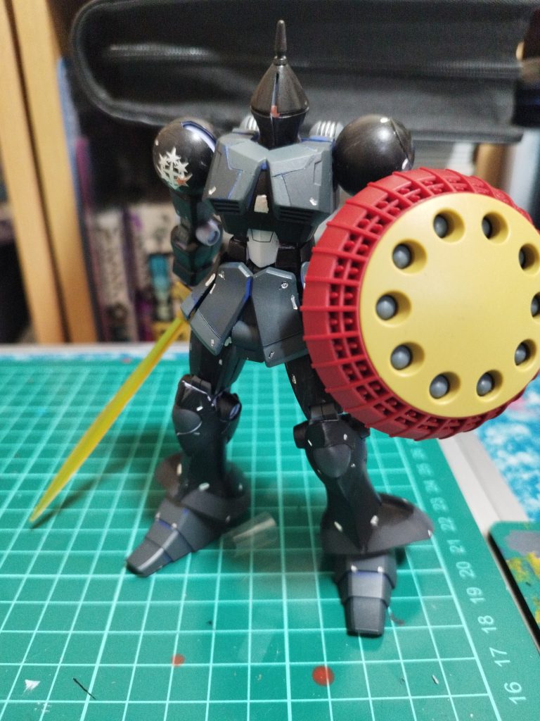 装備を付けるとこんな感じやっぱり盾がかなりでかいですね盾にミサイルというかなり危ない武器