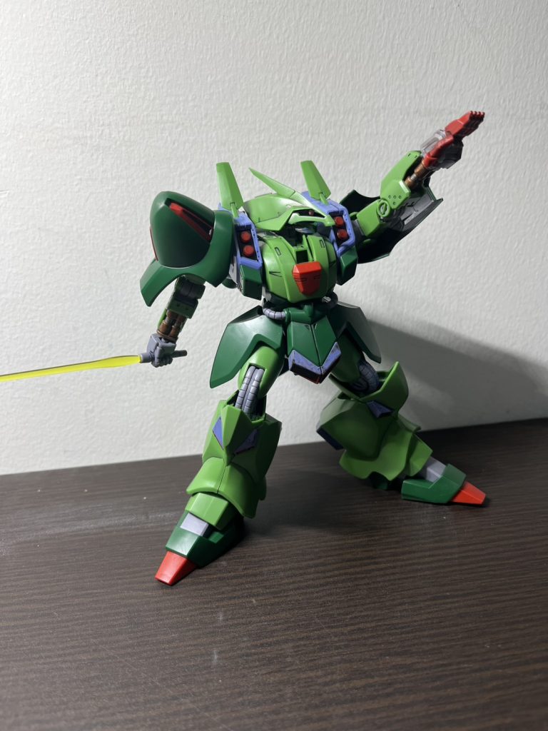 違うポーズで。今度の帰国ではディスプレイスタンドを買おう。。。