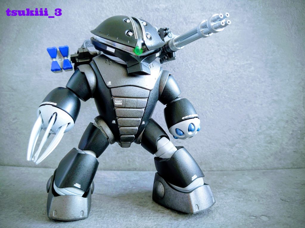 ブラックとガンメタの組み合わせで、工業品の装い。