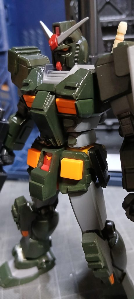 スタイル自体は何も変えていなんですが、全身に装甲板追加と、プラ板&ジャンクパーツで特大キャノンを作ってみました。あと、腕の関節の隙間が気になったので塞ぎました。ついでに、私の心の隙間も塞ぎたい……。ということで今回も筆塗りでございます🐱