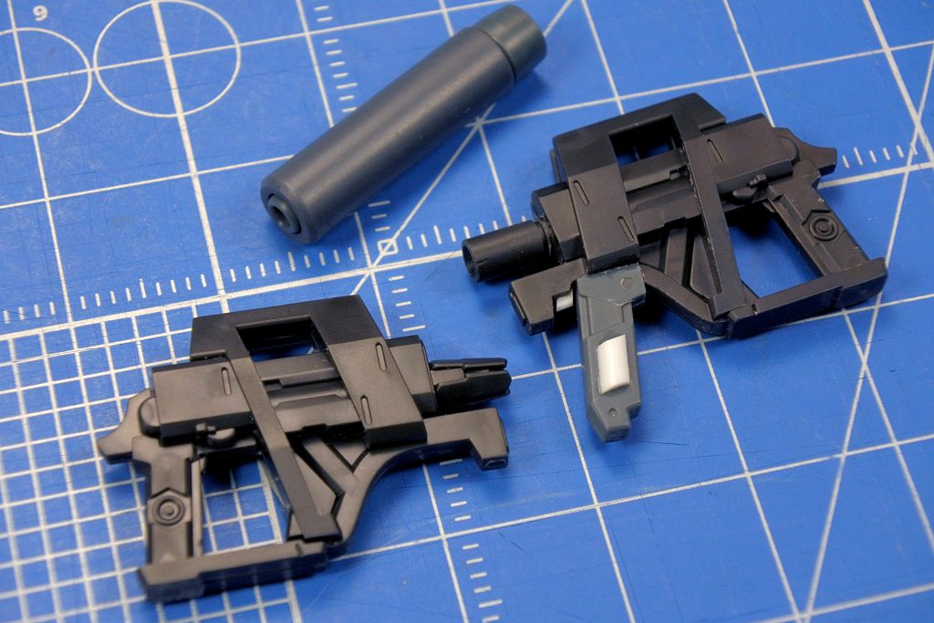 スプレーガン、取り回しの良いストックレスな銃ですね。僕の好きな実銃の一つにMP5という銃がありまして、サバゲしてた頃もMP5kと言うエアガンを好きで使っていました。今回はこのスプレーガンをMP5Kっぽくカスタムしましょう!MP5っぽくするにはマガジンっぽい物をつけましょーという事でガンプラ練習の為に買っていた30MMのなんらかのパーツからそれっぽい物を切り取って、さらに丸棒をスライスして貼り付けて、本体にはマガジンキャッチっぽいパーツをプラ板から切り出して追加。そして、カスタム銃といえばサプレッサーですね!はい、つけましょう!マズルをカットからのランナーから切り出した丸棒の中心にマズルっぽく穴開けてスプレーガンの元の位置に接着し直しました。 そしてまた30MMのなんらかの筒状のパーツがちょうどマズル径と同じ穴径だったので脱着可能なサプレッサーとして採用しました。射出口側にマズルパーツをもう一個作って塗り分けたら結構ソレっぽい仕上がりになります。意外といい具合に出来た事に気をよくした僕は、どうせならドットサイトも載せてみようと言う事でプラ板を買ってきて箱状に組みソレっぽく作って見ました。この辺はサバゲで散々実銃用光学機器を弄っていたからこそ出来たのだと思います。調子に乗って側面に調整用のボタンもつけたりしてみました... ちょっと彫りが浅くて仕上がりが歪になってしまったのは流石初心者と言った感じですね。 最後にUVレジンでガラスっぽいパーツを切り出して嵌め込んだら完成。(まだ未塗装ですが)塗装後の写真がこれです。全体的に工作精度は低いのですが、今はこんなもんでしょう。コレも次にもっと綺麗に仕上げるための経験という事で。