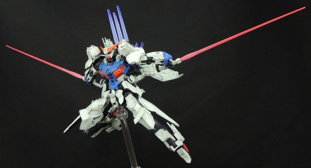 ■［課題1/2］可動範囲の制限　頭部は肩パーツにより左右を向くことが難しく、手首は腕部の装甲により捻りの自由度が制限されています。腰部サイドアーマーに上下のスイング構造がなく、脚部アーマーも干渉しあうため、完成後の脚のポージングにはパーツの差し込み加減に注意しなければならないと思います。多少のアーマーどうしの干渉は、無塗装の場合はあまり関係ありませんが、全塗装した作品では、塗膜の剥がれは回避したいところです。今回は大腿部を延長することで脚部の可動制限の解決を図りました。■［課題2/2］股関節軸の脆弱性　完成後、写真撮影のポージングのために脚部を動かしたところ、脆くも右足の付け根の軸が根本から折れました。外観からは分かりませんでしたが、股関節軸はムクではなく空洞となっており、上半身を支えるパーツとしては脆弱性があると思しました。補修にあたってはφ2.0mm真鍮線で軸打ちを行い、耐衝撃用の瞬間接着剤でガッチリと固定しました。 