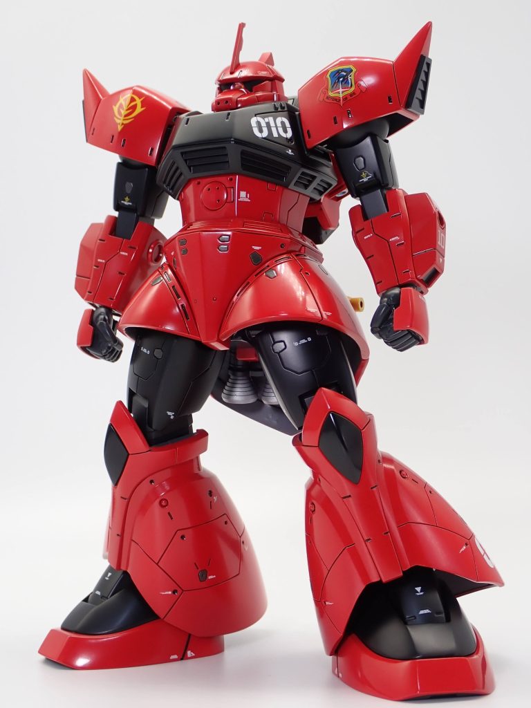 下半身重めのどっしりとしたゲルググにするのと、フェラーリみたいな深みのある赤塗装がメインテーマです